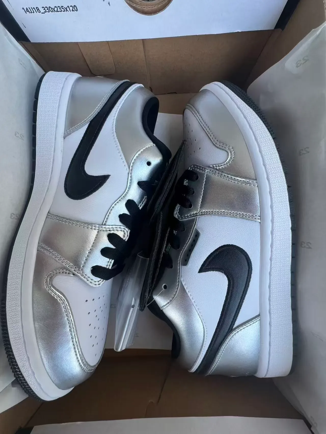 Nike Air Jordan 1 Low Argent Métallique Noir Lifestyle Sneakers 9