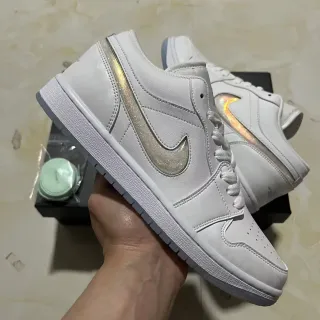 Nike Air Jordan 1 Low White Iridescent Swoosh حذاء أسلوب الحياة