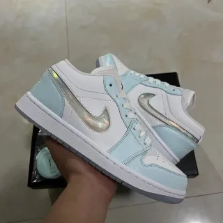Nike Air Jordan 1 Low أبيض أزرق فاتح هولوغرافيك أسلوب حياة سنيكرز