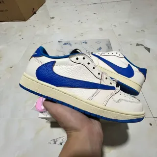Nike Air Jordan 1 Low Blanc et Bleu Royal Lifestyle Sneakers
