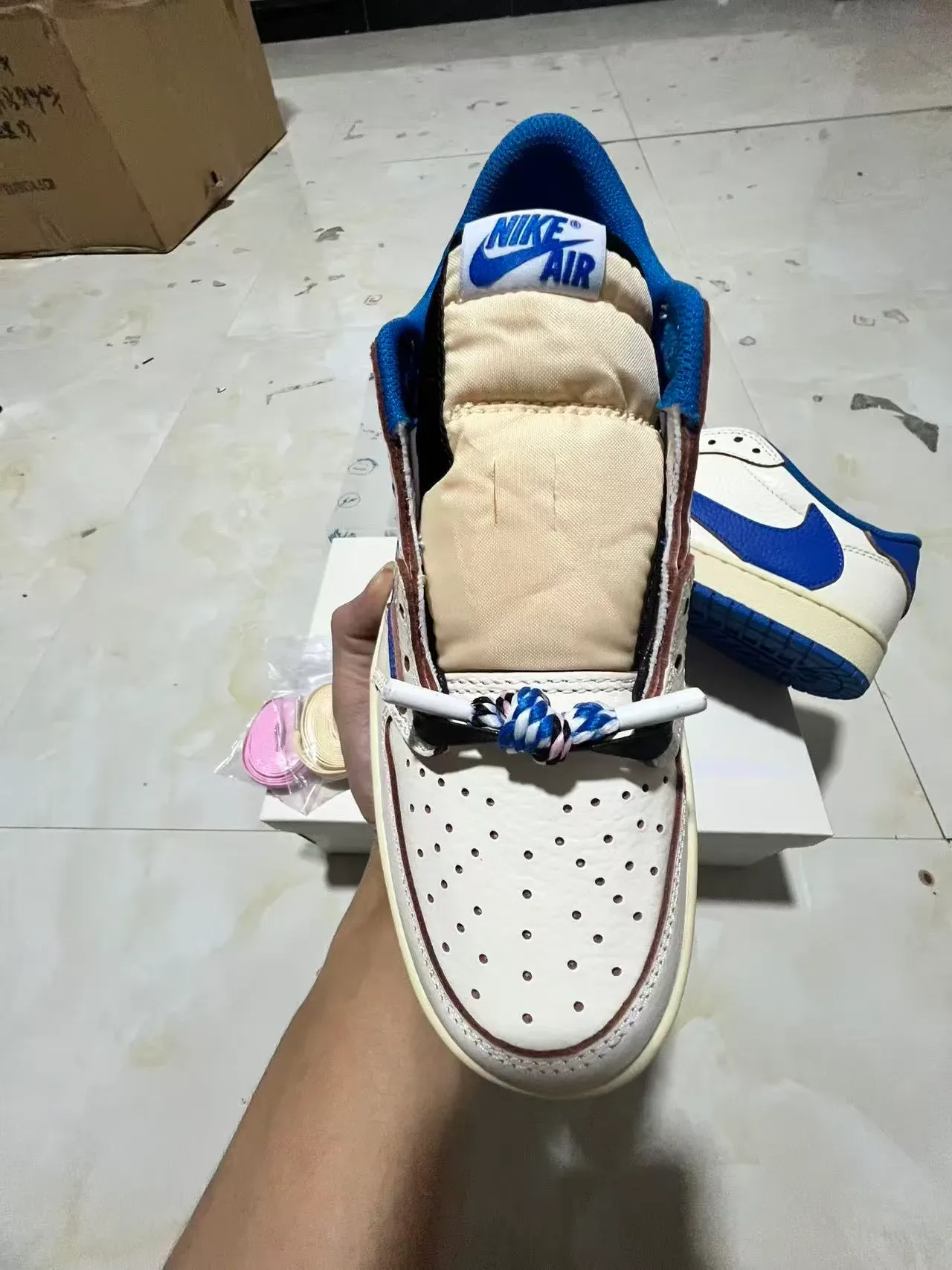 Nike Air Jordan 1 Low Blancos y Azul Royal Lifestyle Sneakers 2