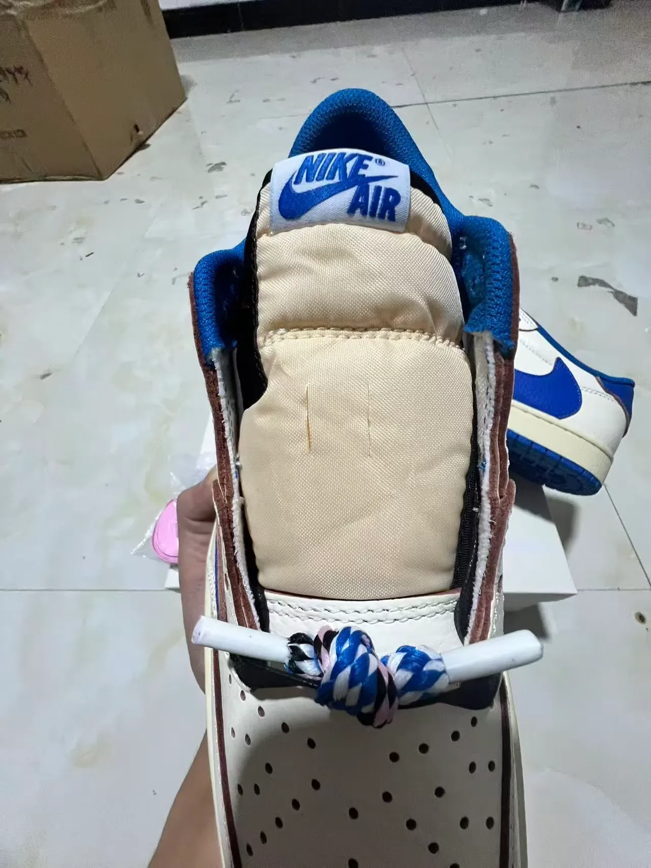 Nike Air Jordan 1 Low Blancos y Azul Royal Lifestyle Sneakers 3