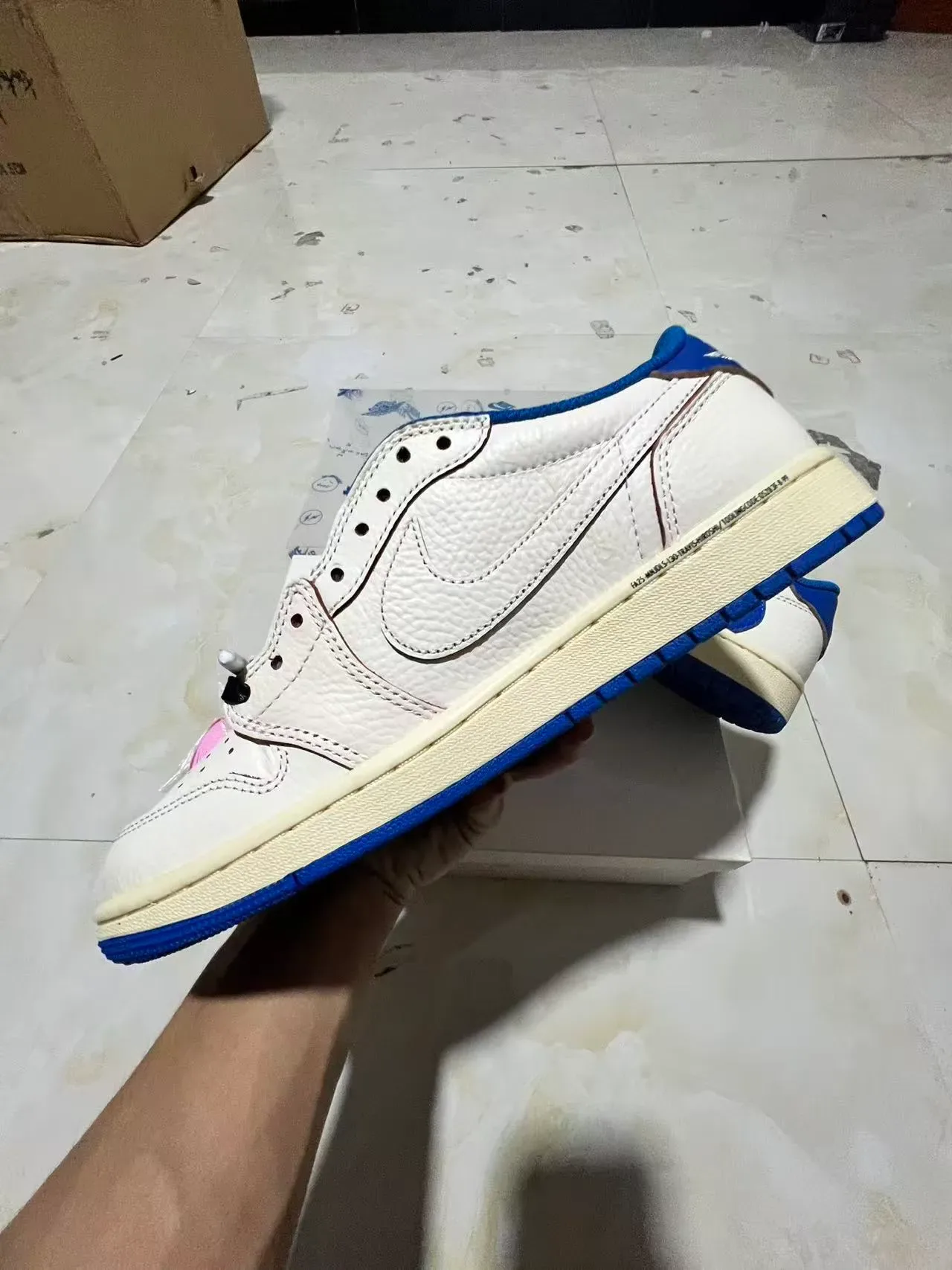 Nike Air Jordan 1 Low Blancos y Azul Royal Lifestyle Sneakers 4
