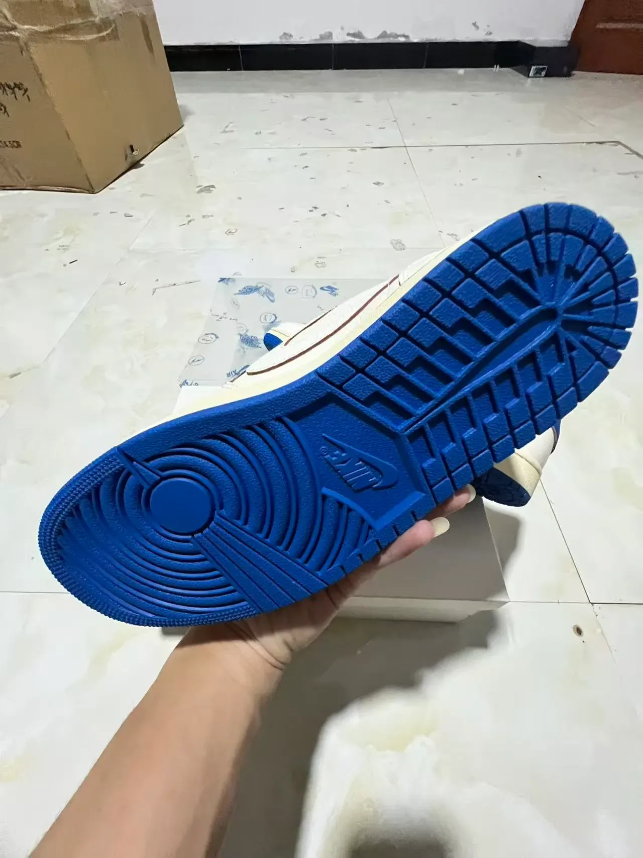 Nike Air Jordan 1 Low Blancos y Azul Royal Lifestyle Sneakers 5