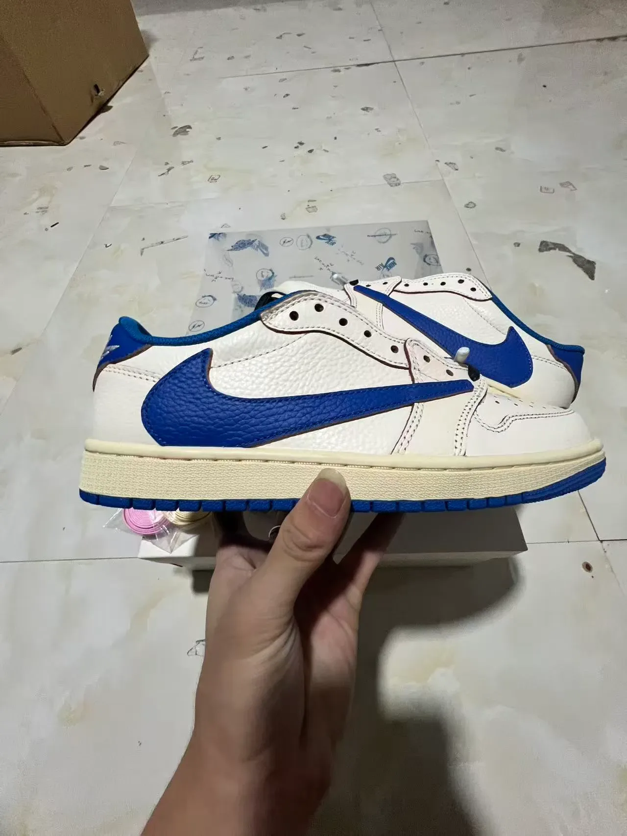 Nike Air Jordan 1 Low Blancos y Azul Royal Lifestyle Sneakers 6