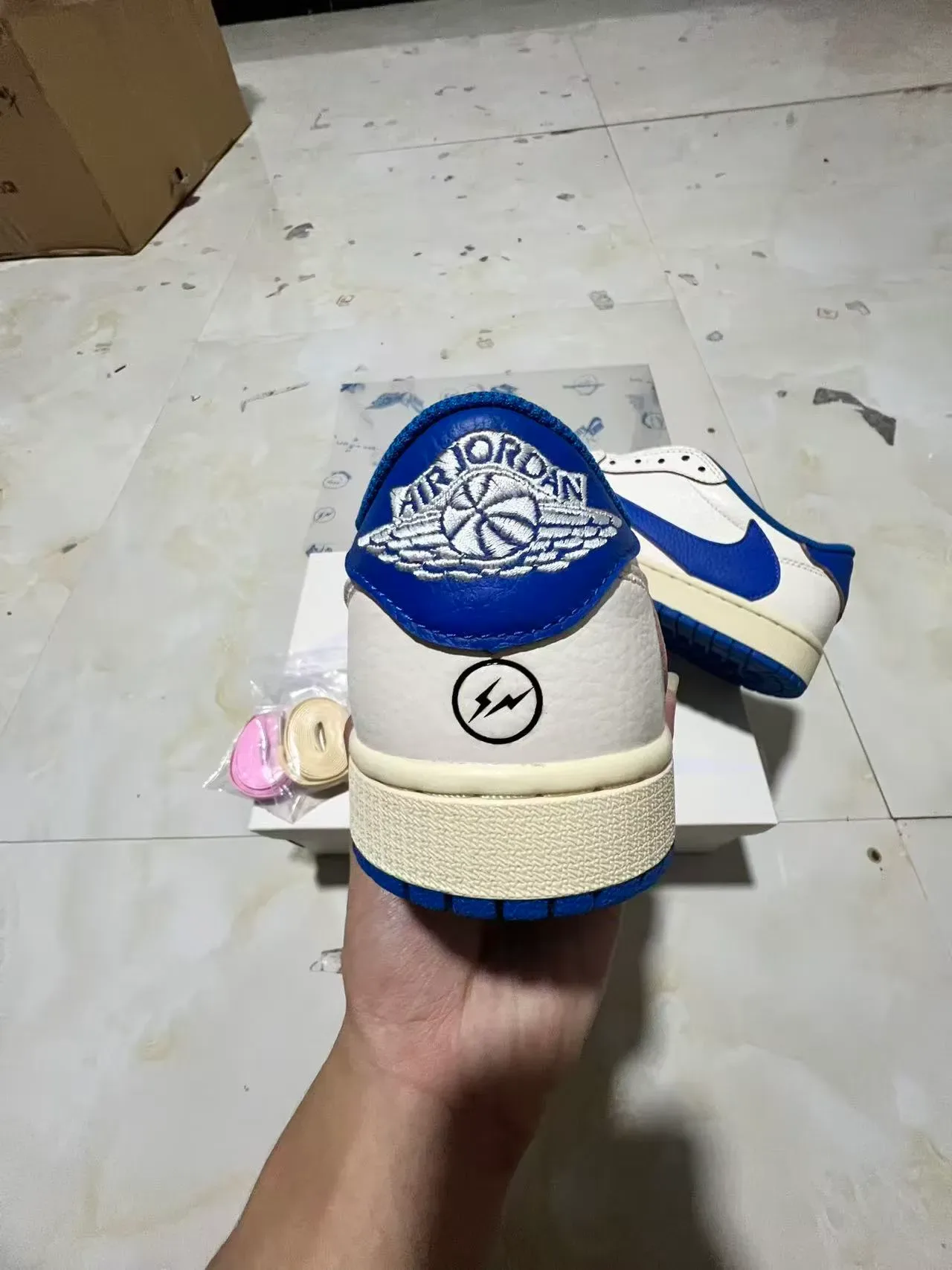 Nike Air Jordan 1 Low Blancos y Azul Royal Lifestyle Sneakers 7