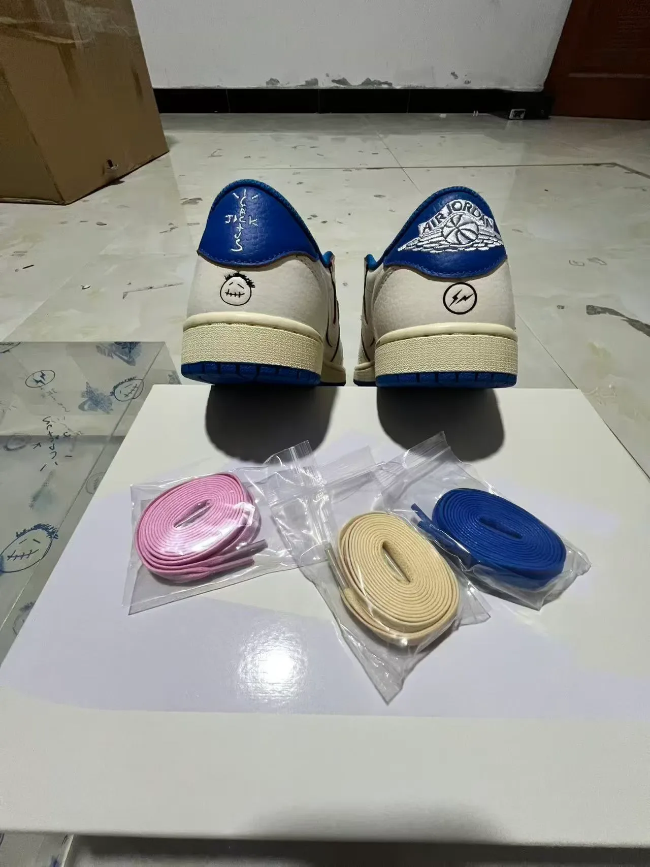 Nike Air Jordan 1 Low Blancos y Azul Royal Lifestyle Sneakers 8