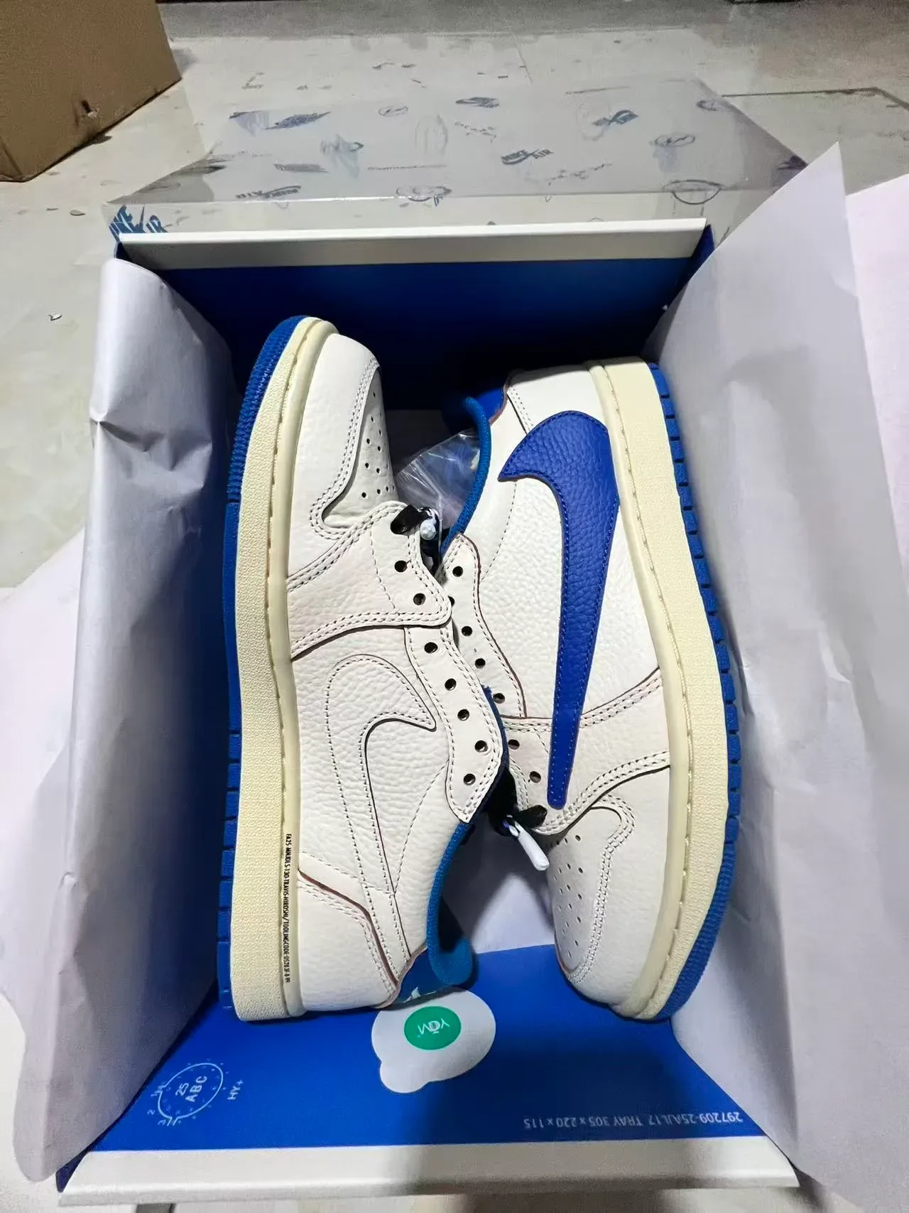 Nike Air Jordan 1 Low Blancos y Azul Royal Lifestyle Sneakers 9
