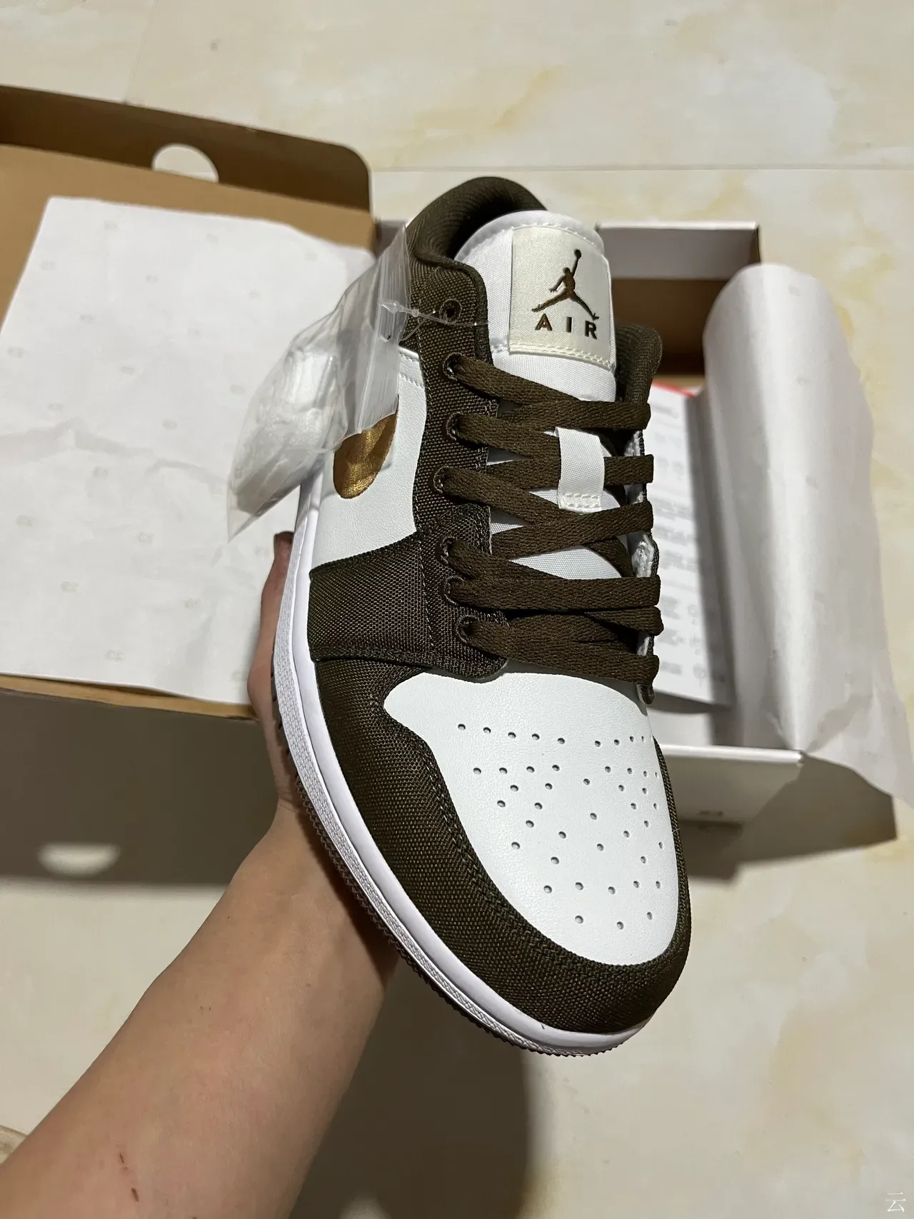 Nike Air Jordan 1 Olive Brown and Metallic Gold Chaussures Lifestyle 2
