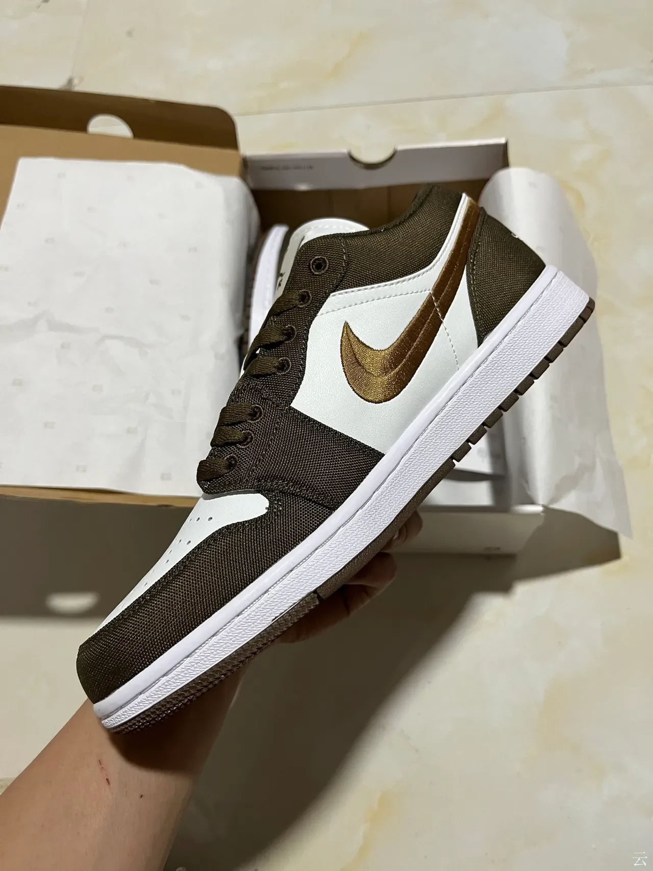 Nike Air Jordan 1 Olive Brown and Metallic Gold Chaussures Lifestyle 4