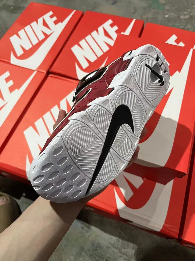 Nike Air More Uptempo लाल काला सफेद बास्केटबॉल जूते 4