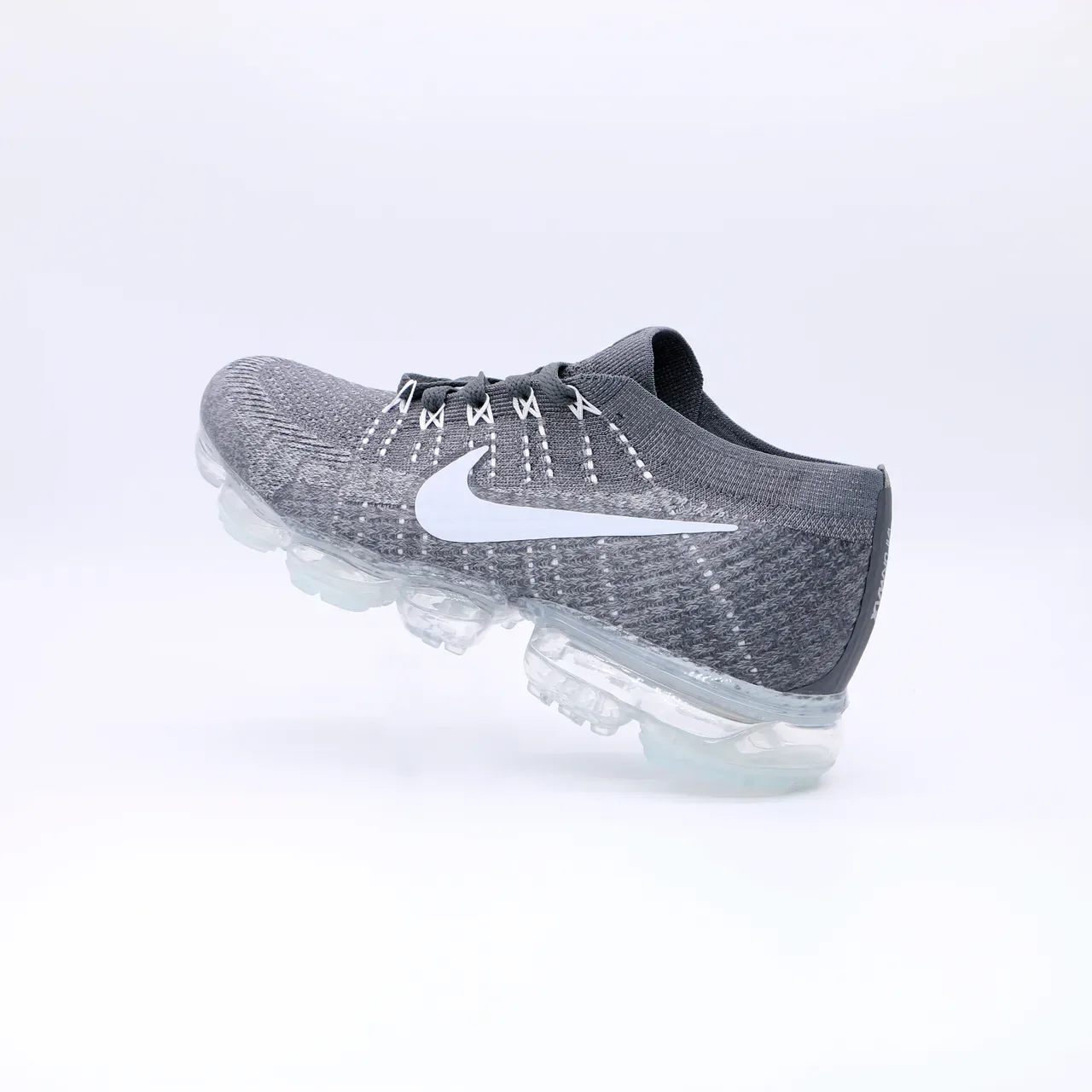 Nike Air VaporMax Flyknit Cinza e Branco Tênis Lifestyle 2