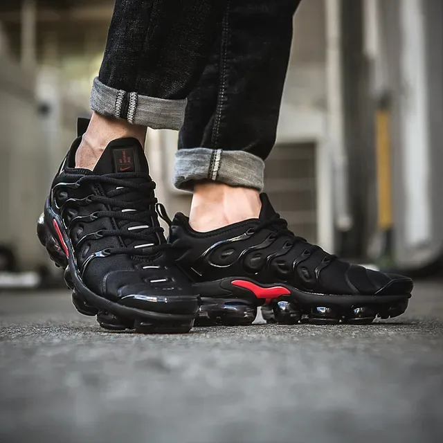 Nike Air VaporMax Plus sneakers lifestyle noirs et rouges 2