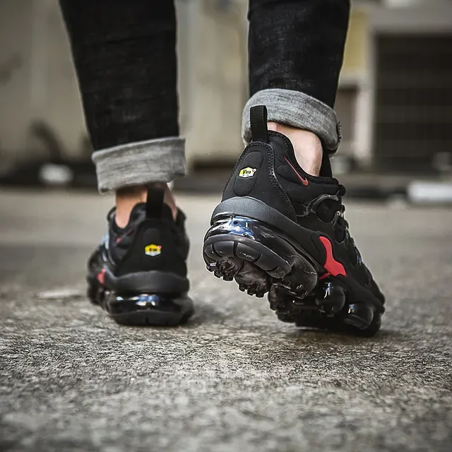Nike Air VaporMax Plus sneakers lifestyle noirs et rouges 3