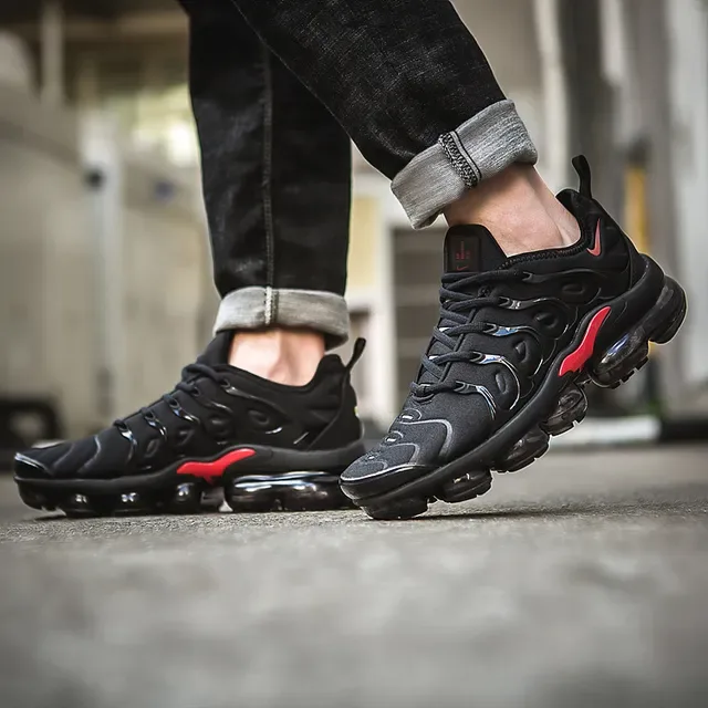 Nike Air VaporMax Plus sneakers lifestyle noirs et rouges 4