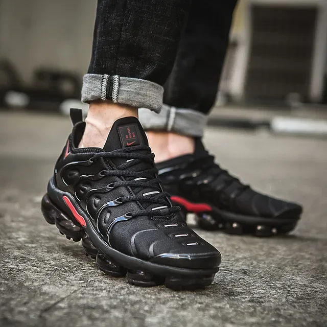 Nike Air VaporMax Plus sneakers lifestyle noirs et rouges 5