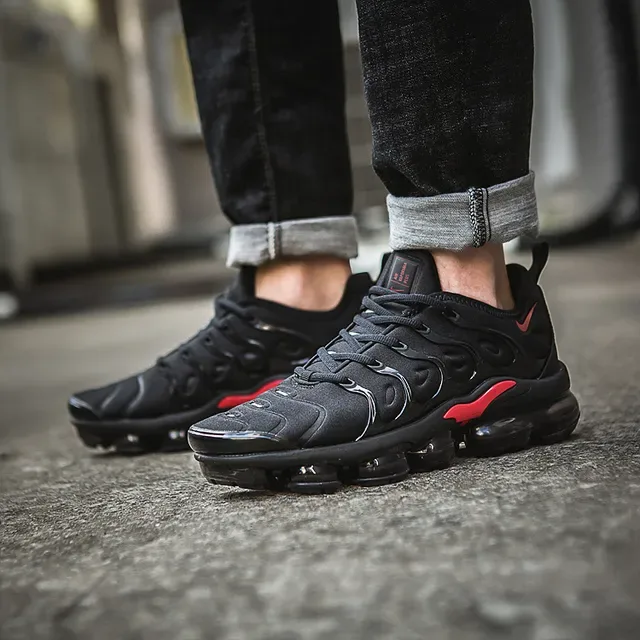 Nike Air VaporMax Plus sneakers lifestyle noirs et rouges 6