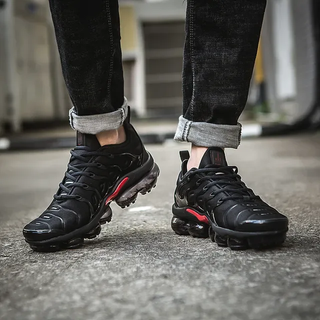 Nike Air VaporMax Plus sneakers lifestyle noirs et rouges 7