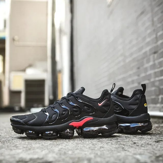 Nike Air VaporMax Plus sneakers lifestyle noirs et rouges 8
