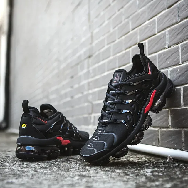Nike Air VaporMax Plus sneakers lifestyle noirs et rouges 9
