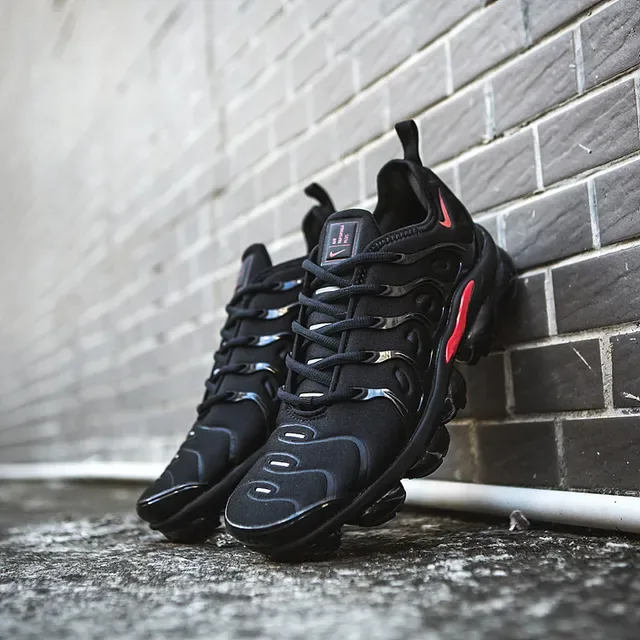 Nike Air VaporMax Plus sneakers lifestyle noirs et rouges 10