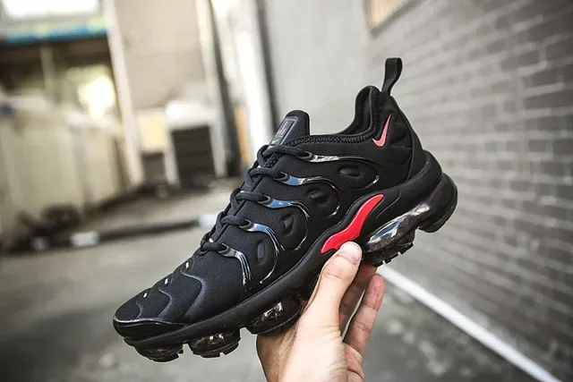Nike Air VaporMax Plus sneakers lifestyle noirs et rouges 11