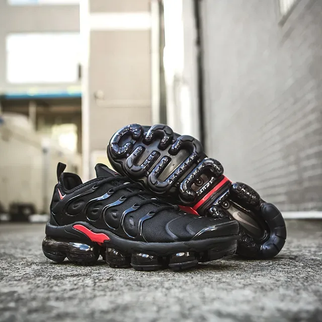 Nike Air VaporMax Plus sneakers lifestyle noirs et rouges 12