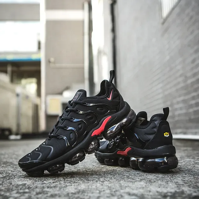 Nike Air VaporMax Plus sneakers lifestyle noirs et rouges 13