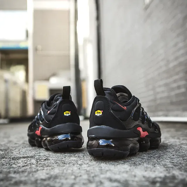 Nike Air VaporMax Plus sneakers lifestyle noirs et rouges 14