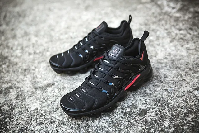 Nike Air VaporMax Plus sneakers lifestyle noirs et rouges 15