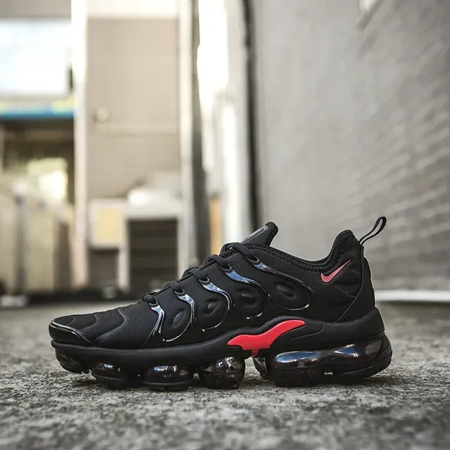 Nike Air VaporMax Plus sneakers lifestyle noirs et rouges 16