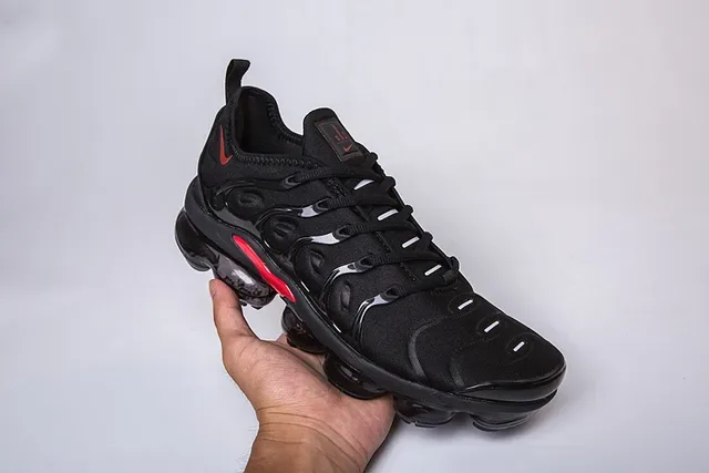 Nike Air VaporMax Plus sneakers lifestyle noirs et rouges 17
