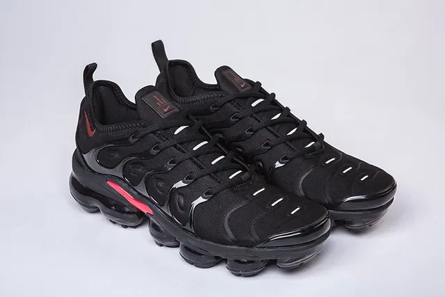 Nike Air VaporMax Plus sneakers lifestyle noirs et rouges 18