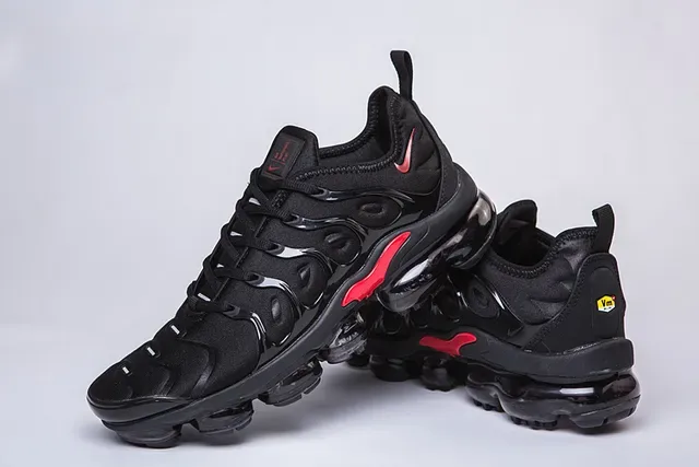Nike Air VaporMax Plus sneakers lifestyle noirs et rouges 19