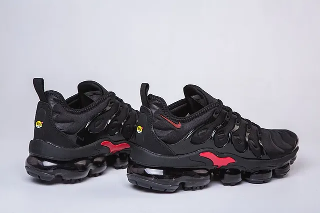 Nike Air VaporMax Plus sneakers lifestyle noirs et rouges 20