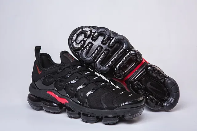 Nike Air VaporMax Plus sneakers lifestyle noirs et rouges 21