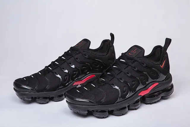 Nike Air VaporMax Plus sneakers lifestyle noirs et rouges 22