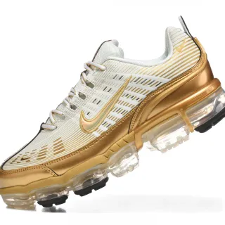 Nike Air VaporMax Plus أحذية رياضية ذهبية وبيضاء للأسلوب الحياتي