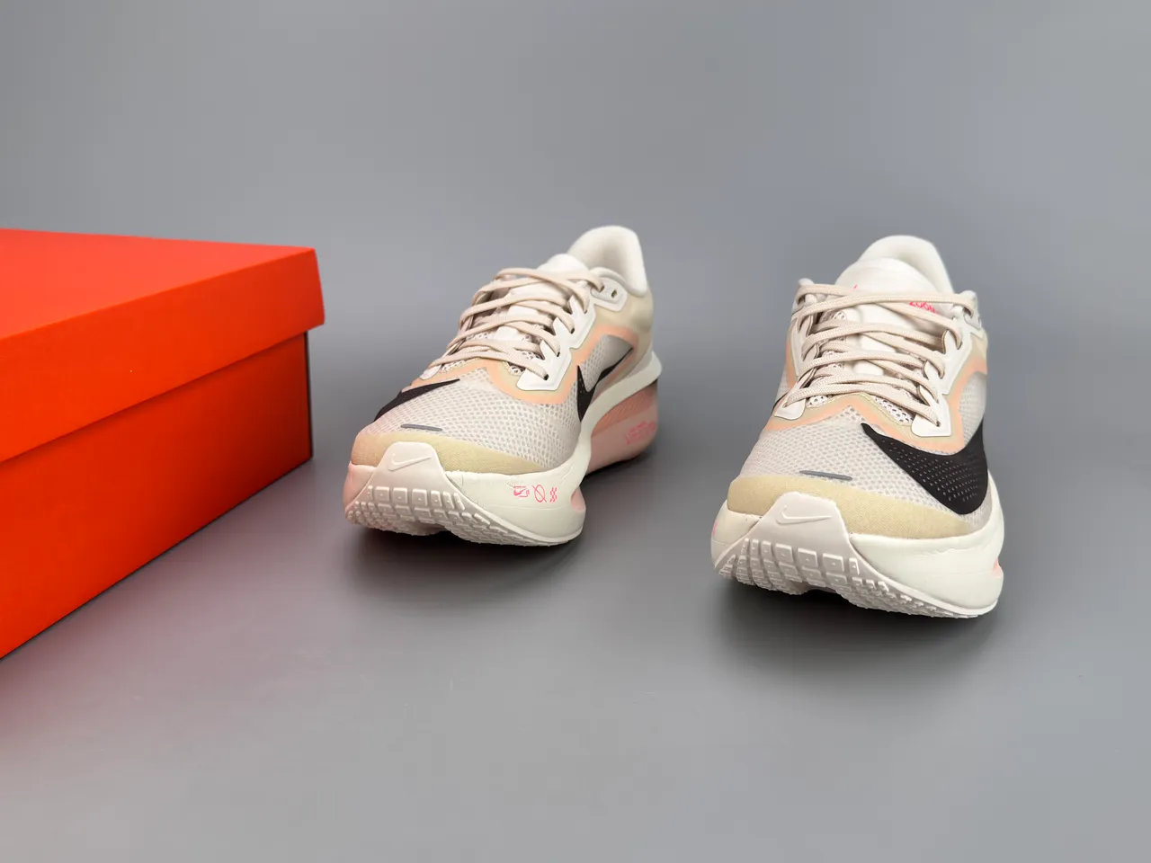 Nike Bege Rosa Superior de Malha Engenhada Esculpida ZoomX Solado Intermediário Tênis de Corrida 3