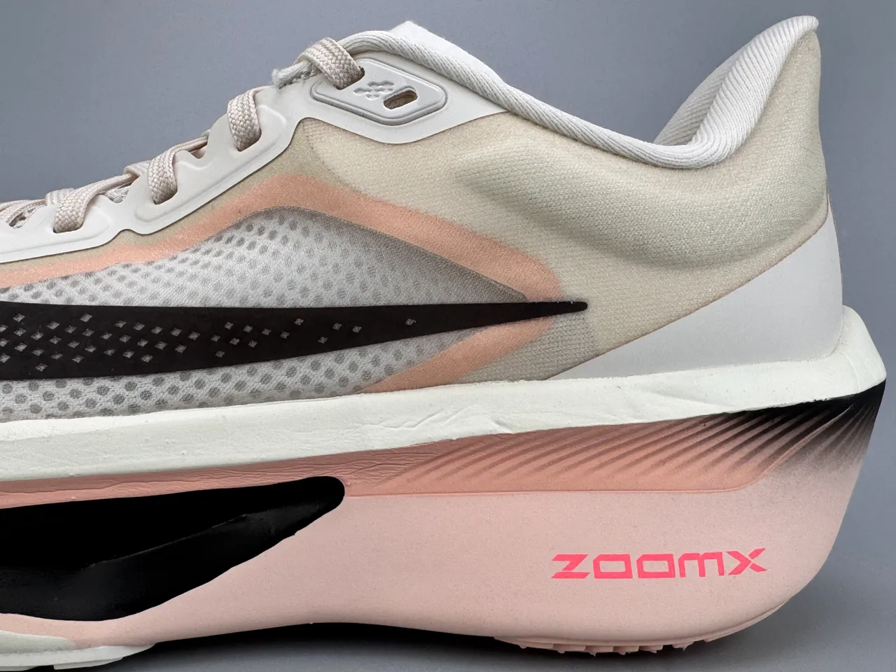 Nike Bege Rosa Superior de Malha Engenhada Esculpida ZoomX Solado Intermediário Tênis de Corrida 5