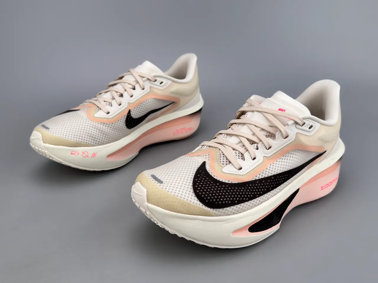 Nike Bege Rosa Superior de Malha Engenhada Esculpida ZoomX Solado Intermediário Tênis de Corrida 7