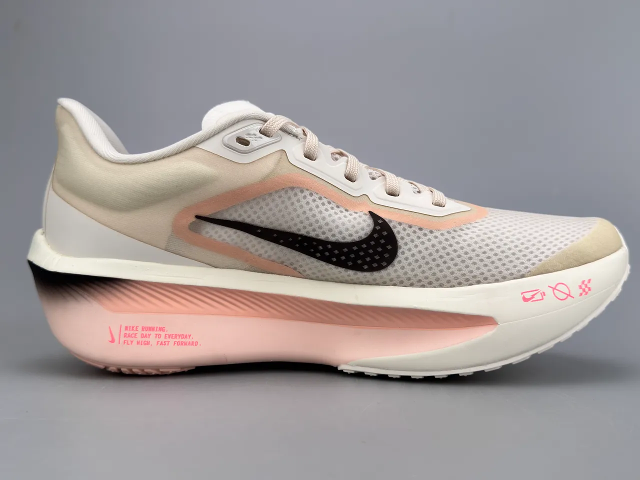Nike Bege Rosa Superior de Malha Engenhada Esculpida ZoomX Solado Intermediário Tênis de Corrida 10