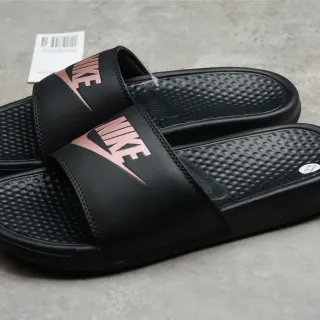 Nike Benassi Negro y rosa Correa simple Planta moldeada Sandalias