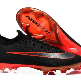 Nike Sapatos de futebol preto e vermelho com upper Flyknit, low-cut, para terreno firme