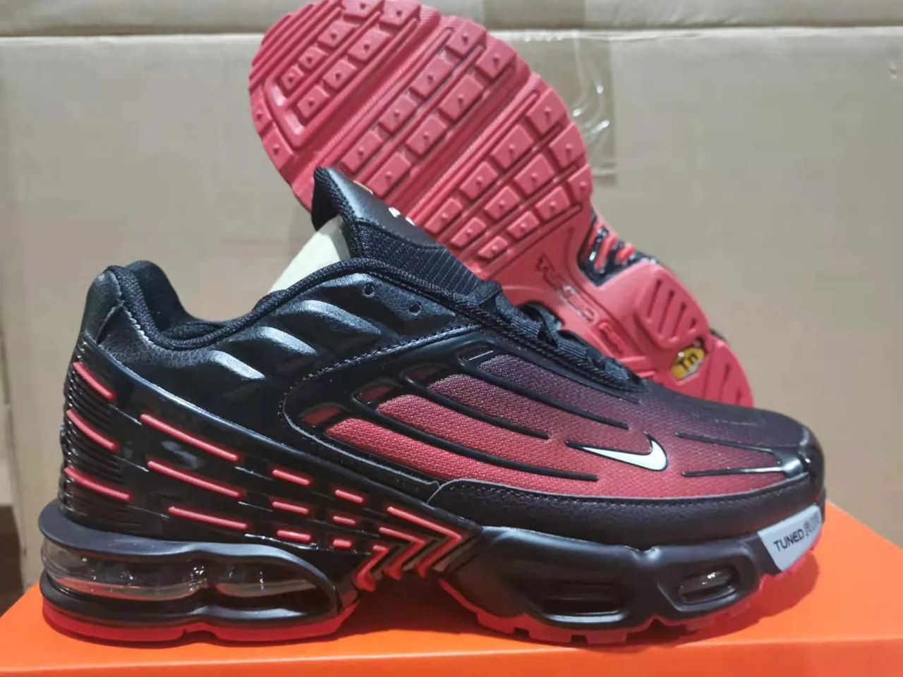 Nike Black Red Layered TPU Cage Gradient Mesh Upper Lifestyle Sneakers 7