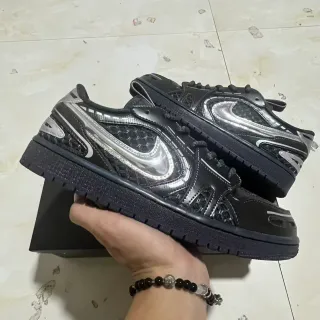 Nike أسود فضي الجزء العلوي المنسوج انعكاسي Swoosh أسلوب حياة أحذية رياضية