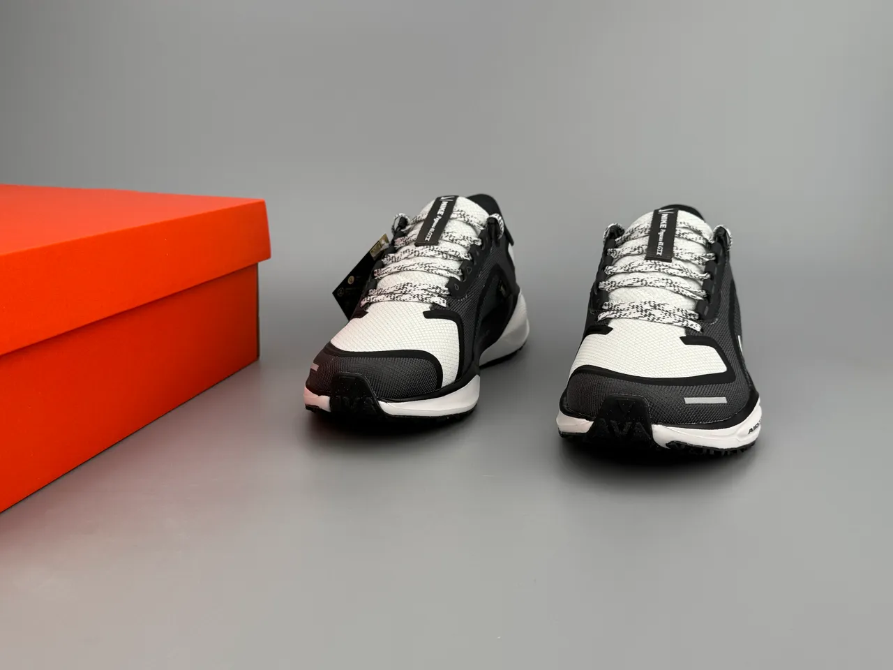 Nike Tênis de Corrida Preto Branco Superior de Malha Engenhada GORE-TEX Forro Impermeável 3