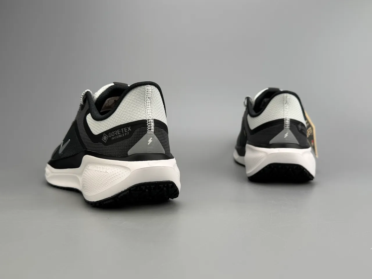 Nike Tênis de Corrida Preto Branco Superior de Malha Engenhada GORE-TEX Forro Impermeável 6