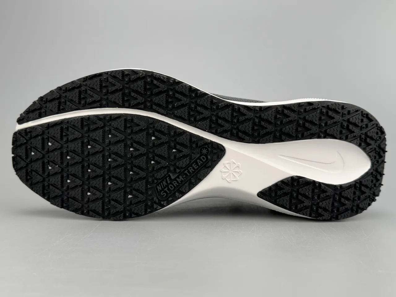 Nike Tênis de Corrida Preto Branco Superior de Malha Engenhada GORE-TEX Forro Impermeável 8