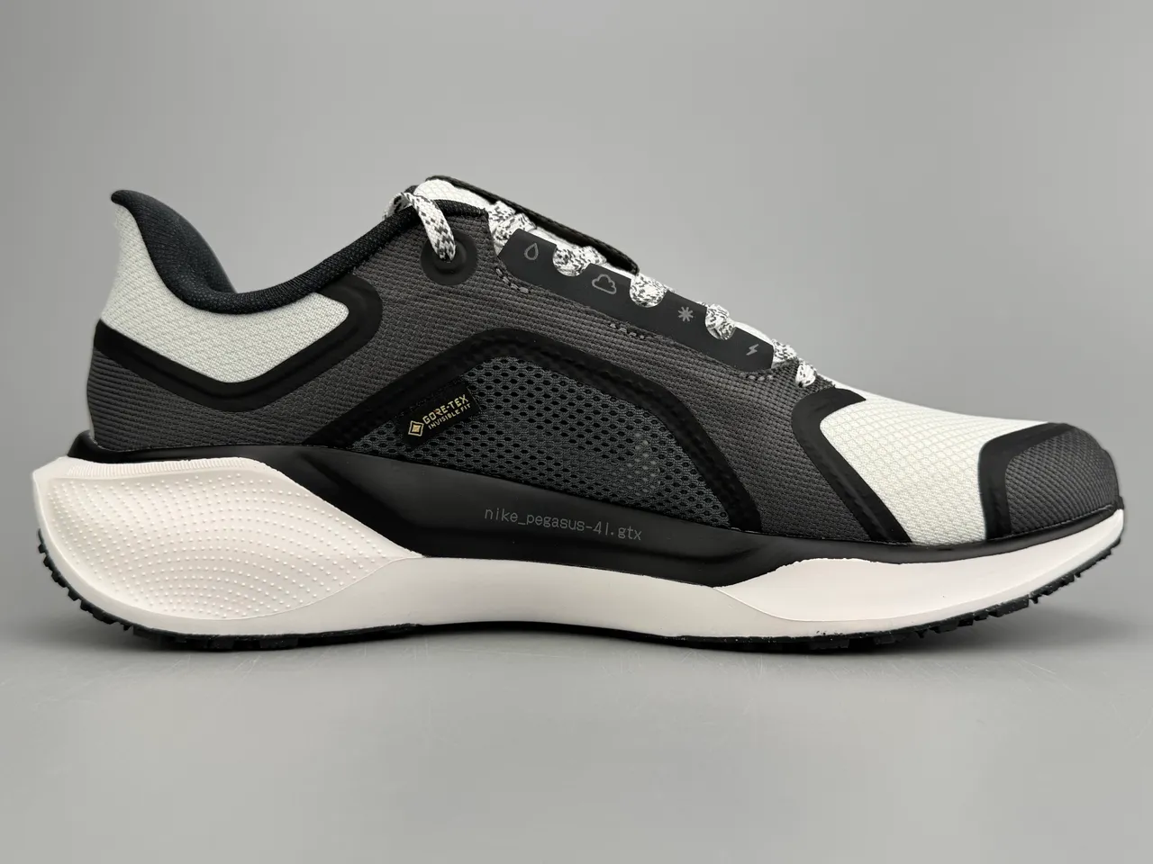 Nike Tênis de Corrida Preto Branco Superior de Malha Engenhada GORE-TEX Forro Impermeável 10